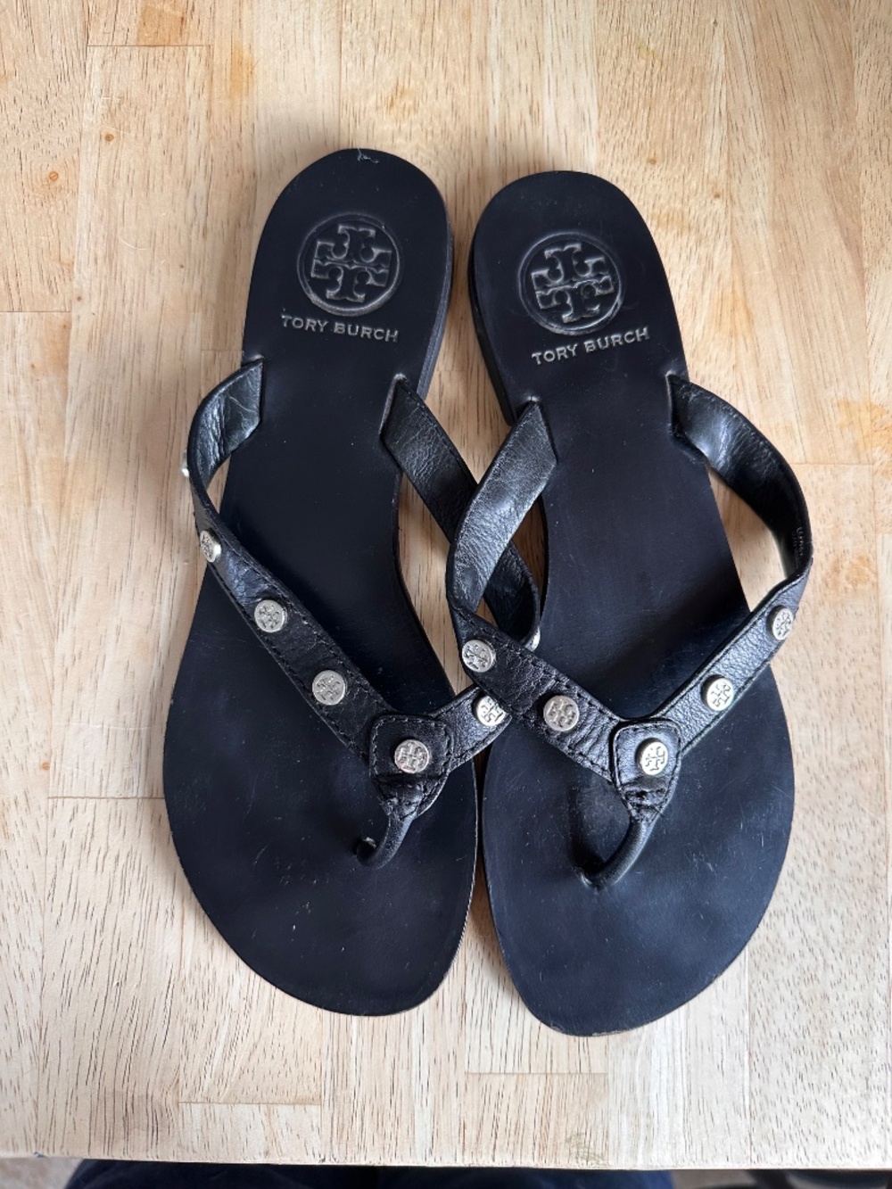 Tory Burch Black Leather Thong Sandal with logo stud detail. Size 7 - Picture 2 of 4